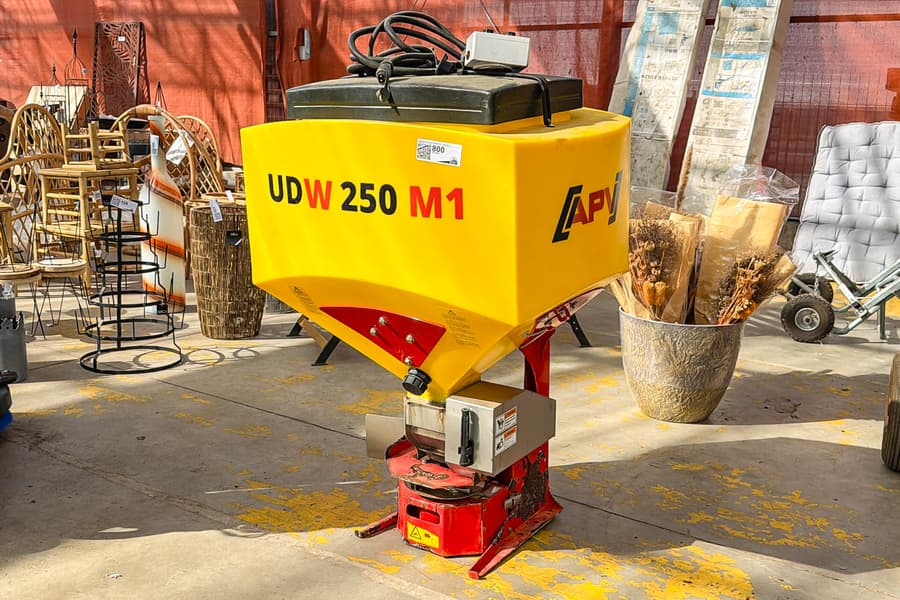 Anbau Universalstreugerät APV UDW 250 M1